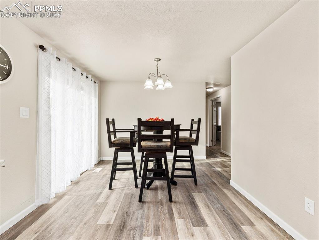 Image 14 of 27: Dining Area