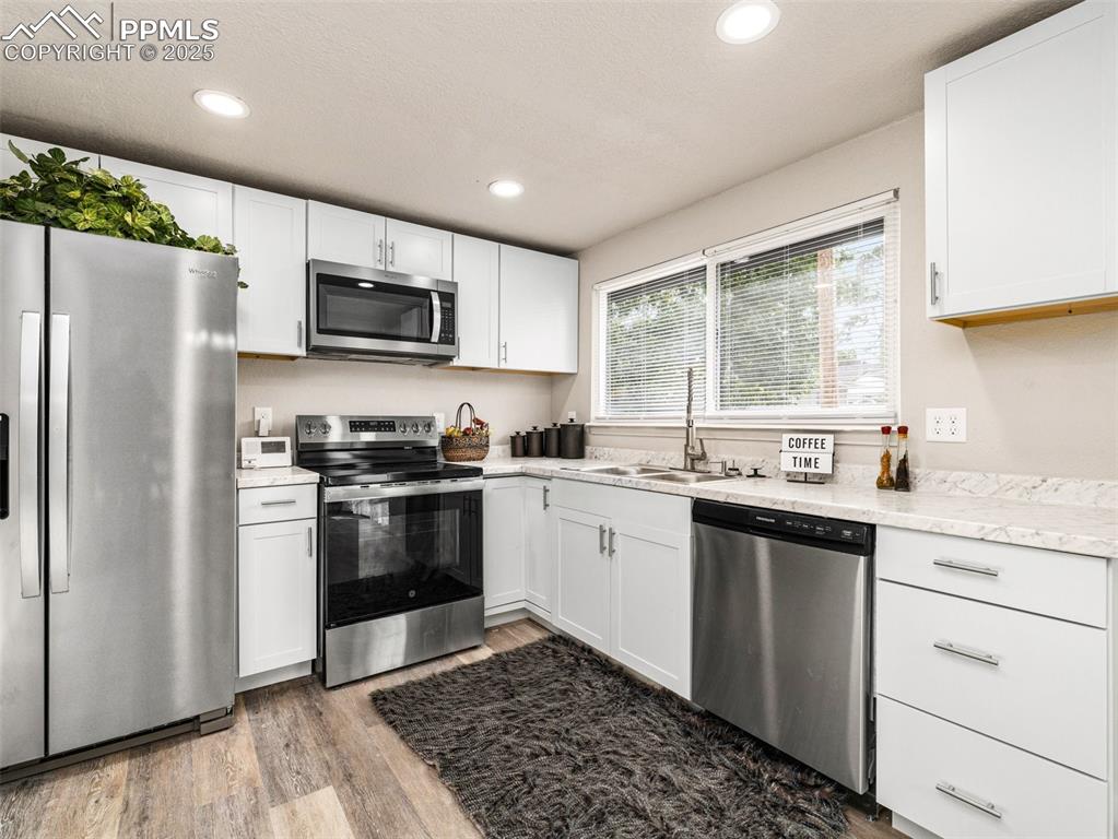 Image 15 of 27: Kitchen