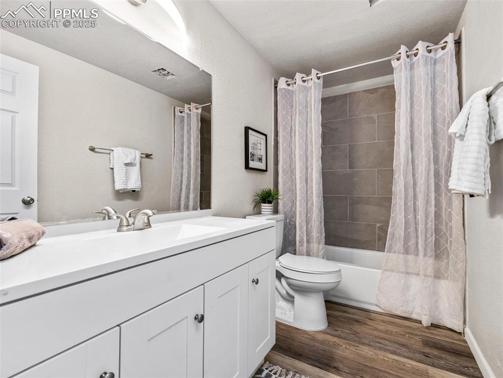 Image 19 of 27: Bathroom