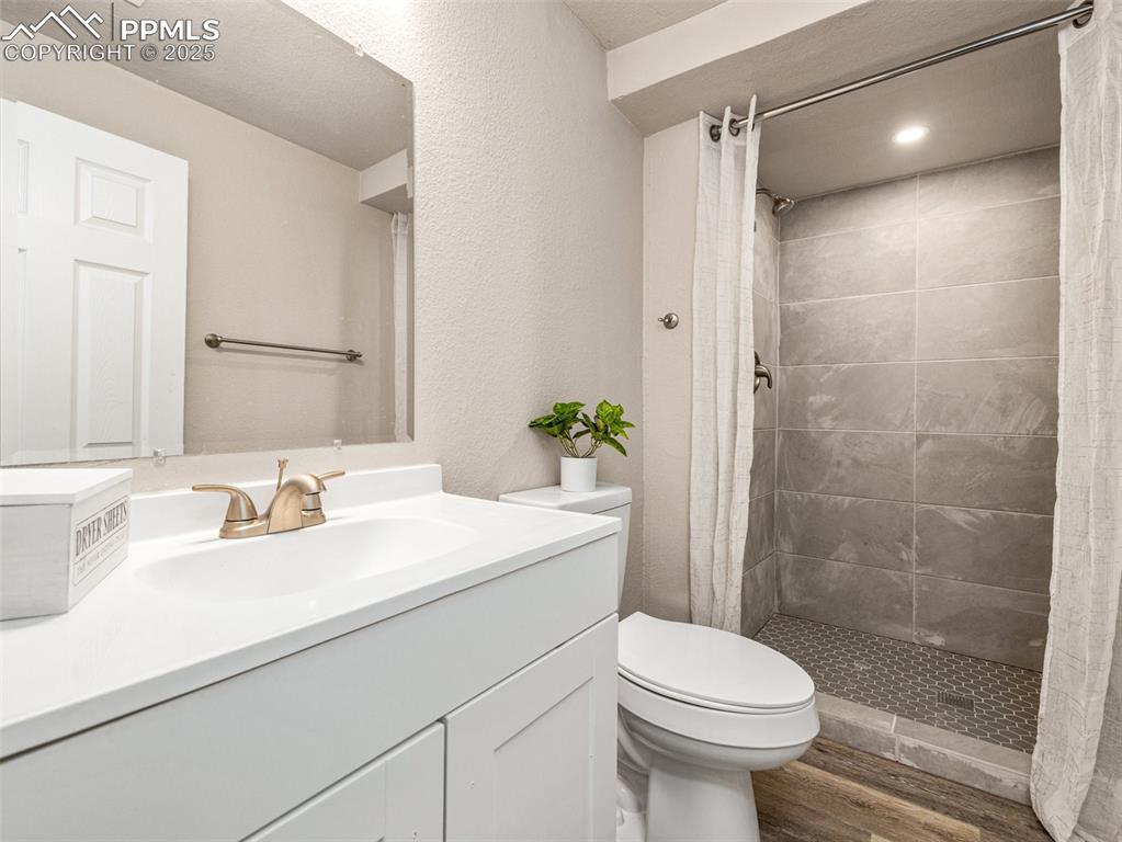 Image 24 of 27: Bathroom