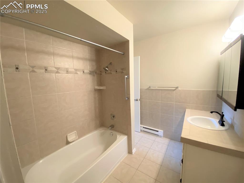 Image 13 of 19: Bathroom