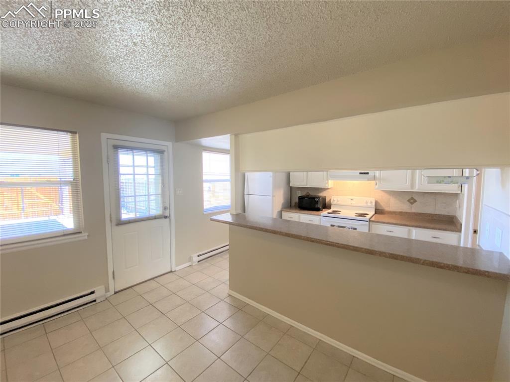 Image 4 of 19: Kitchen