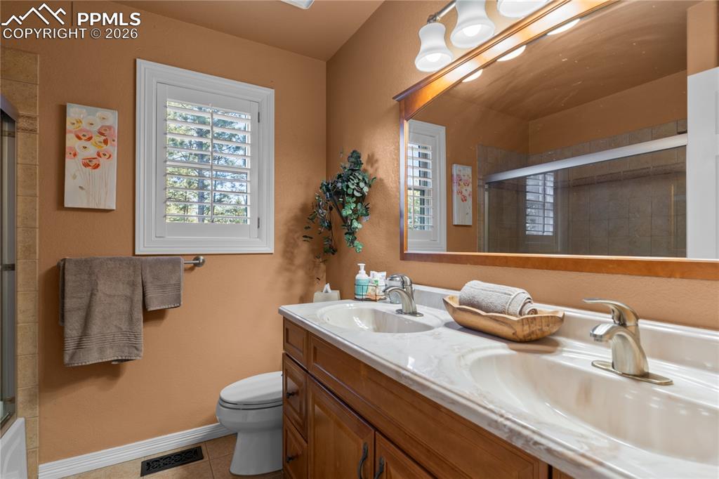 Image 27 of 38: Upper level full bath.