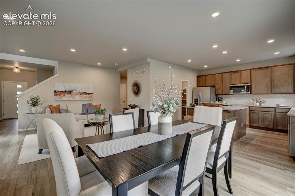 Image 11 of 32: Dining Area