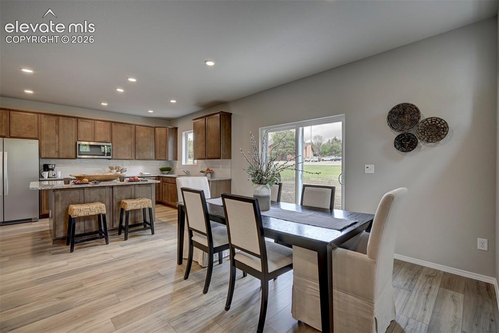 Image 14 of 32: Dining Area