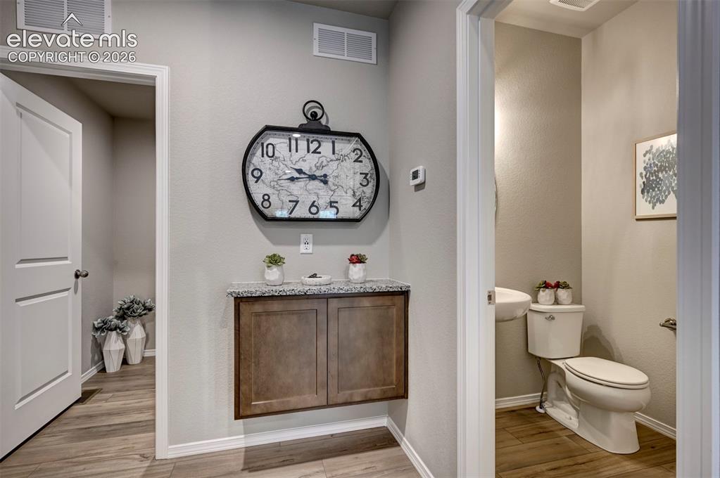 Image 19 of 32: Bathroom
