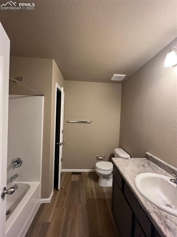 Image 18 of 31: Bathroom
