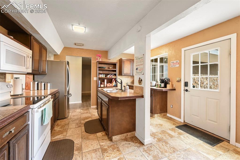 Image 11 of 41: Kitchen