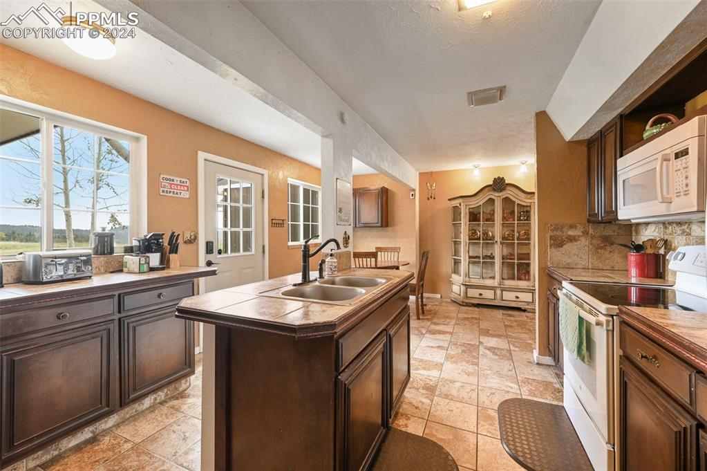 Image 12 of 41: Kitchen