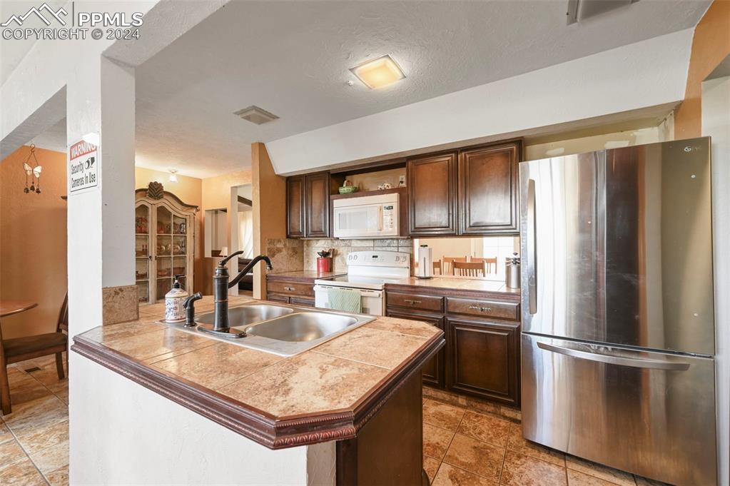 Image 13 of 41: Kitchen