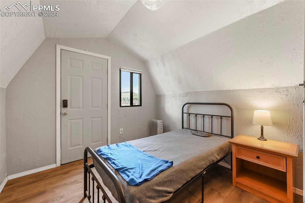 Image 19 of 41: Bedroom
