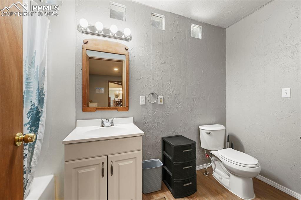 Image 20 of 41: Bathroom