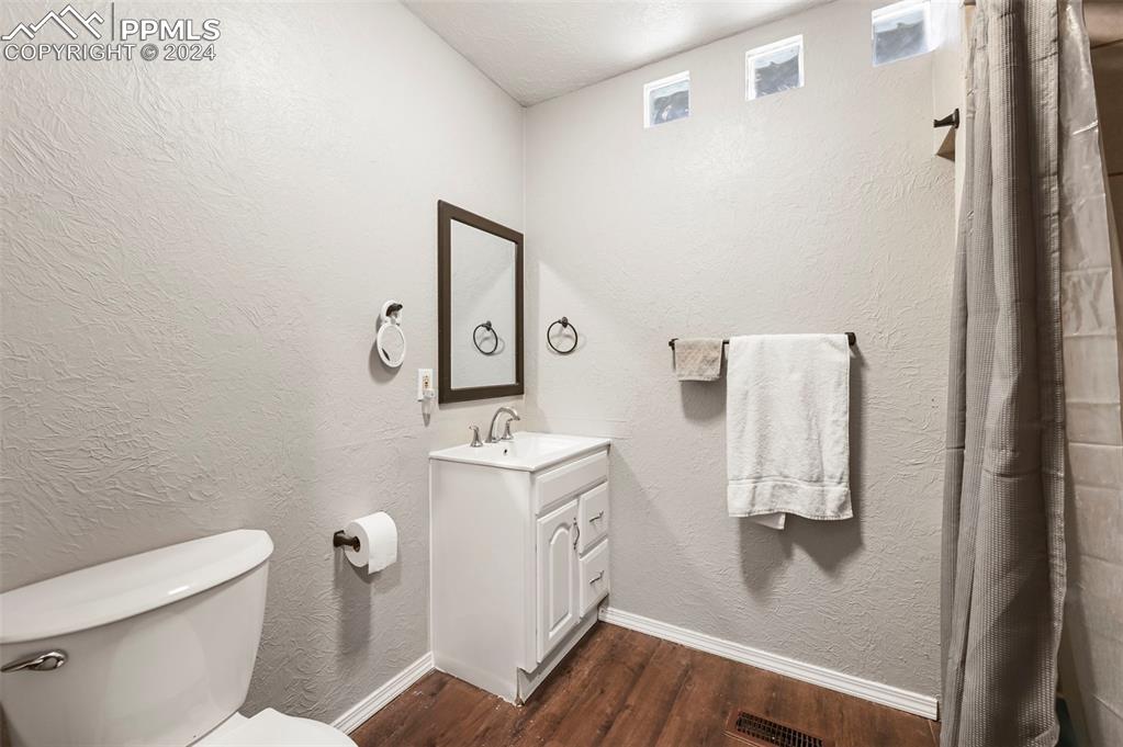 Image 24 of 41: Bathroom