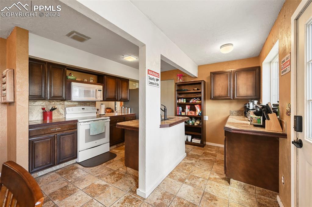Image 8 of 41: Kitchen