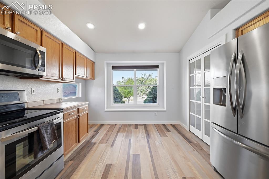 Image 15 of 50: Kitchen