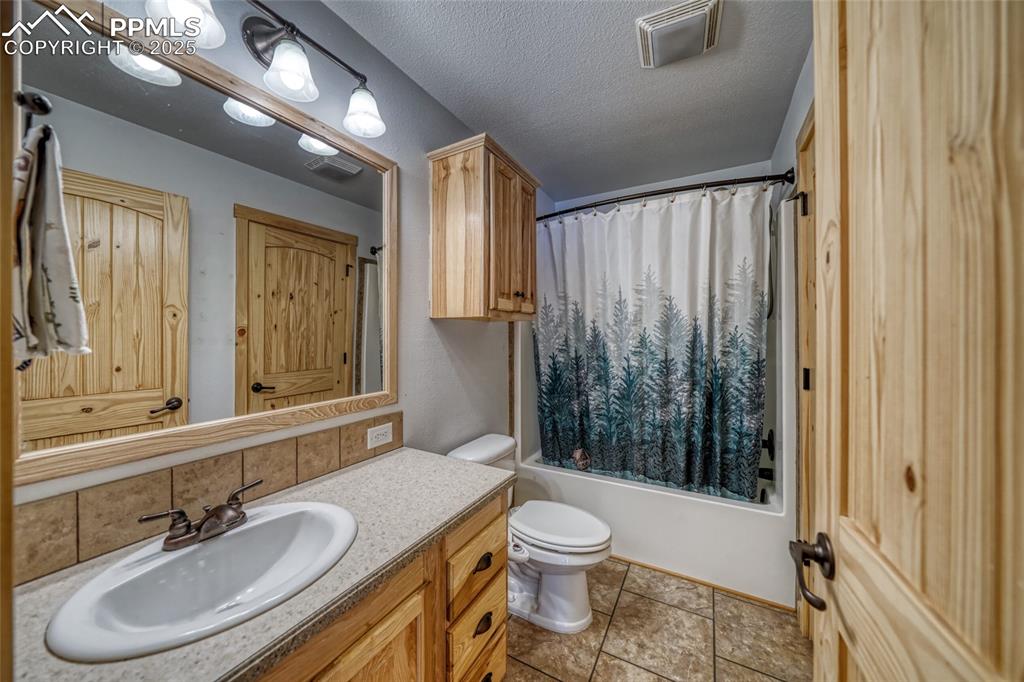 Image 16 of 38: Main Bathroom