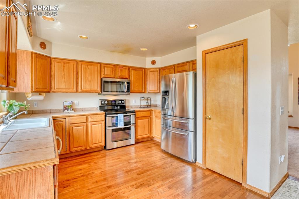 Image 17 of 48: Kitchen