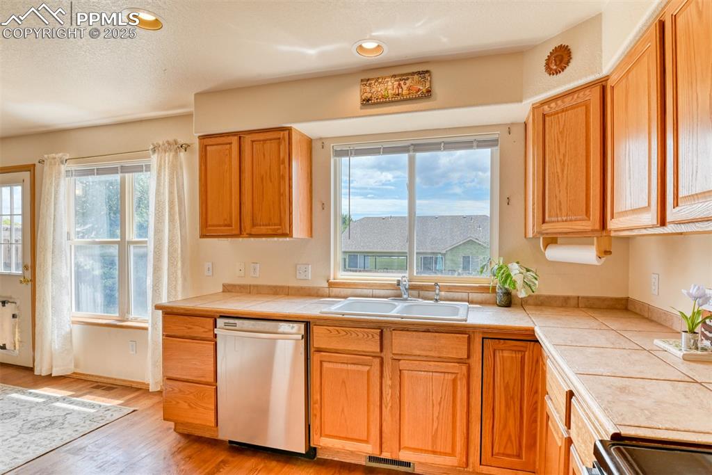 Image 19 of 48: Kitchen