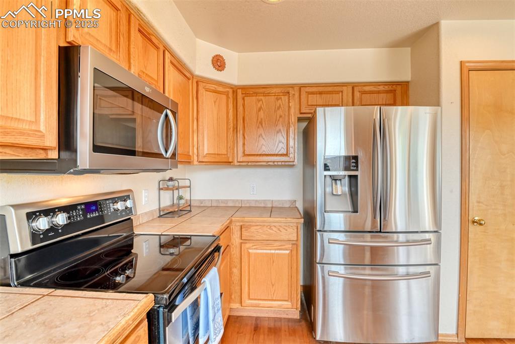 Image 21 of 48: Kitchen