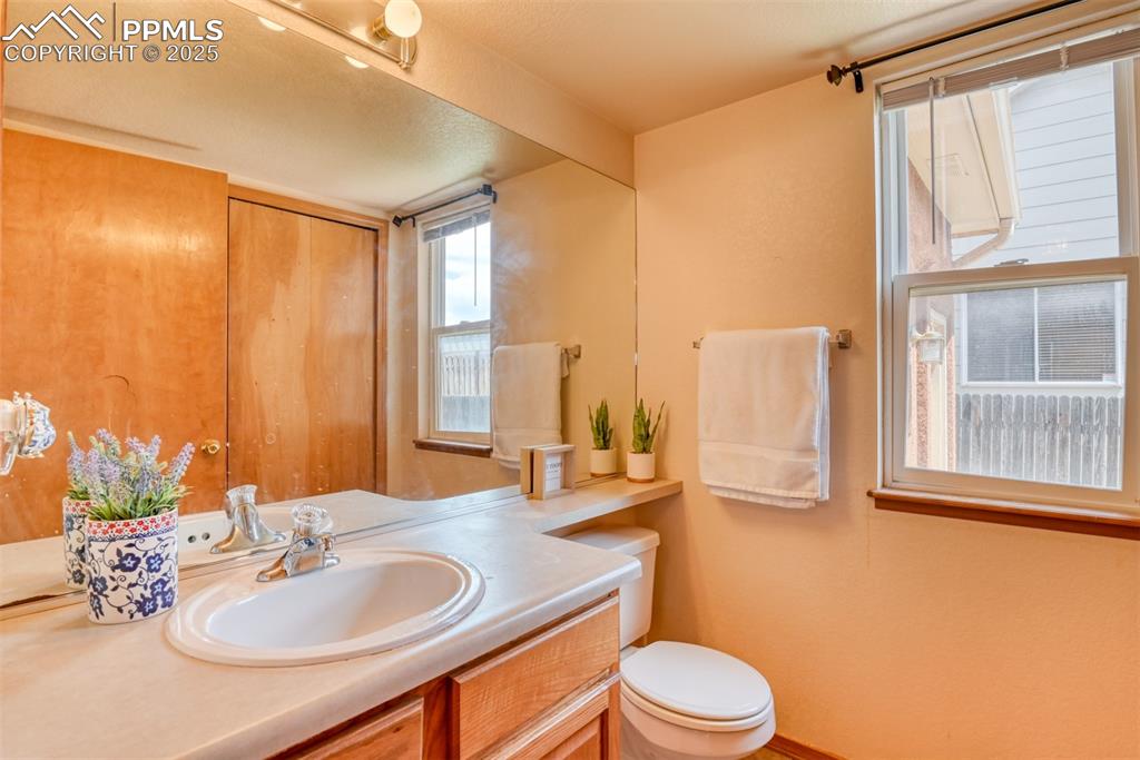 Image 22 of 48: Bathroom