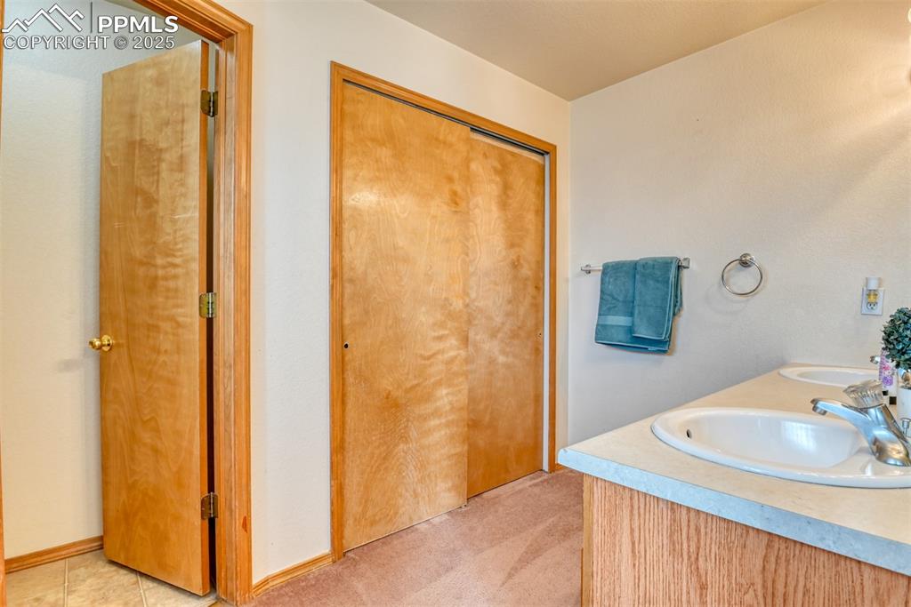 Image 31 of 48: Bathroom