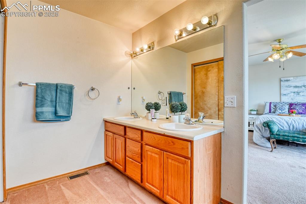 Image 32 of 48: Bathroom