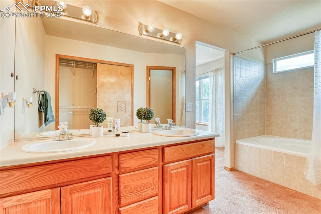 Image 33 of 48: Bathroom