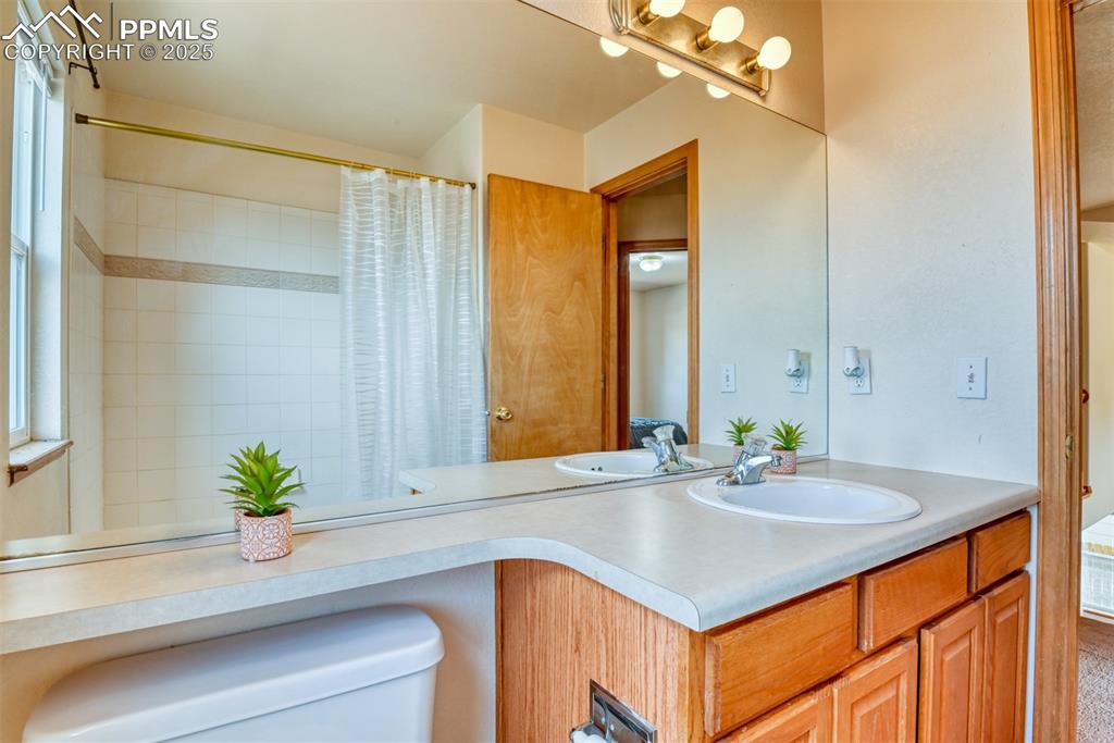 Image 38 of 48: Bathroom