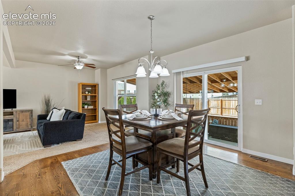 Image 14 of 35: Dining Area