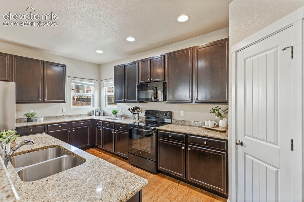 Image 15 of 35: Kitchen