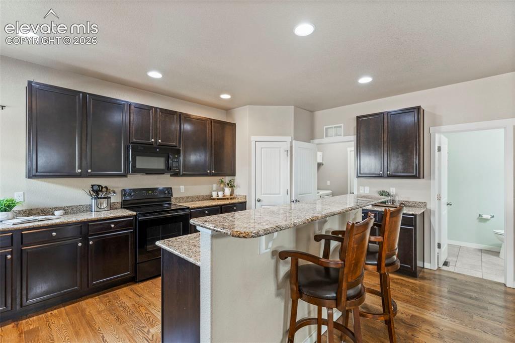 Image 18 of 35: Kitchen