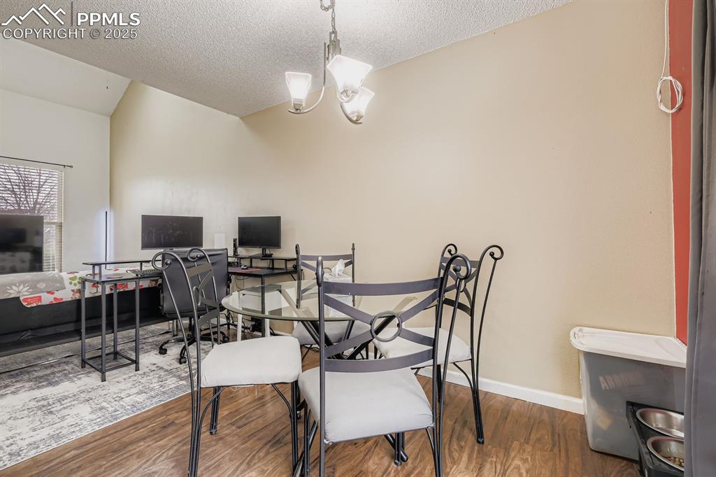 Image 10 of 27: Dining Area