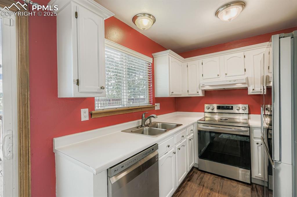 Image 11 of 27: Kitchen