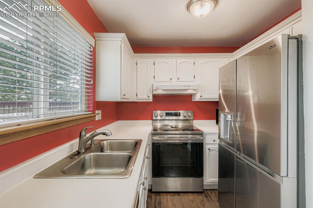 Image 13 of 27: Kitchen