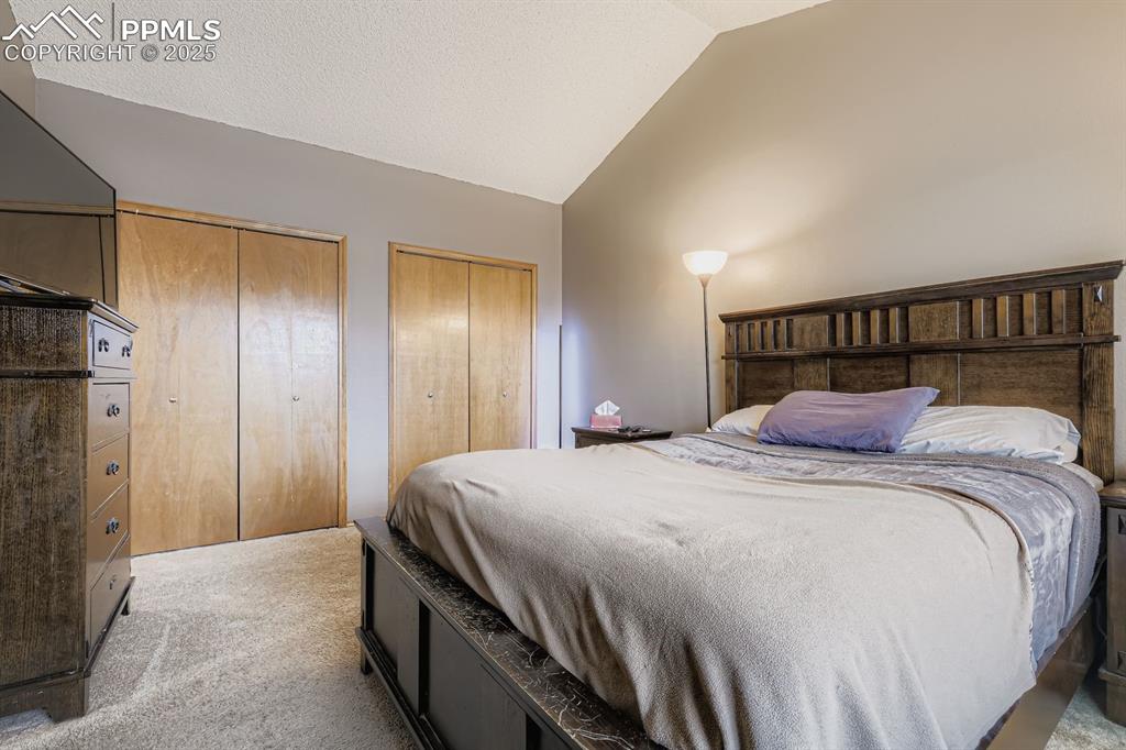 Image 14 of 27: Bedroom