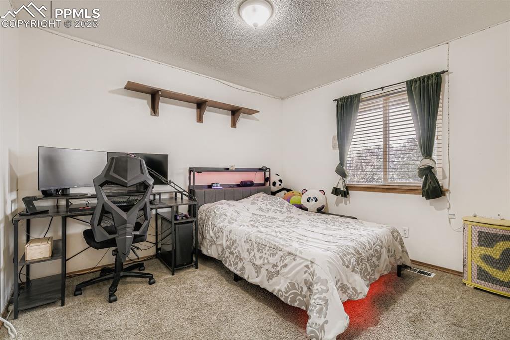 Image 17 of 27: Bedroom