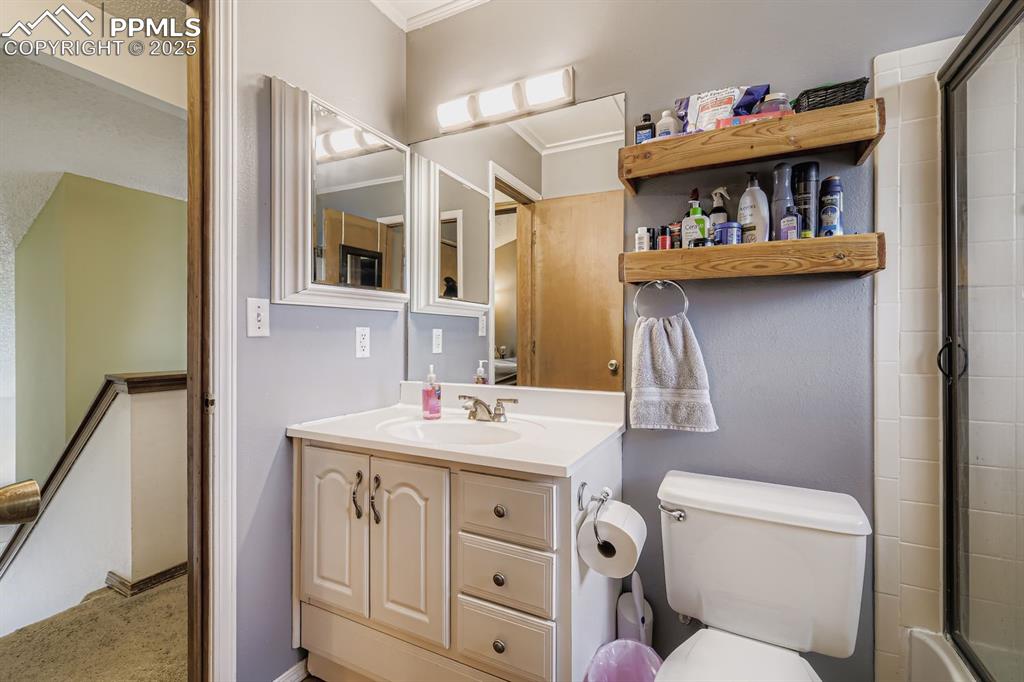 Image 19 of 27: Bathroom