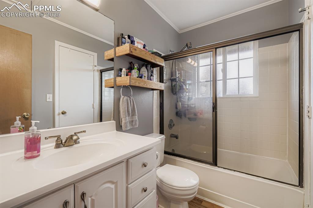 Image 21 of 27: Bathroom