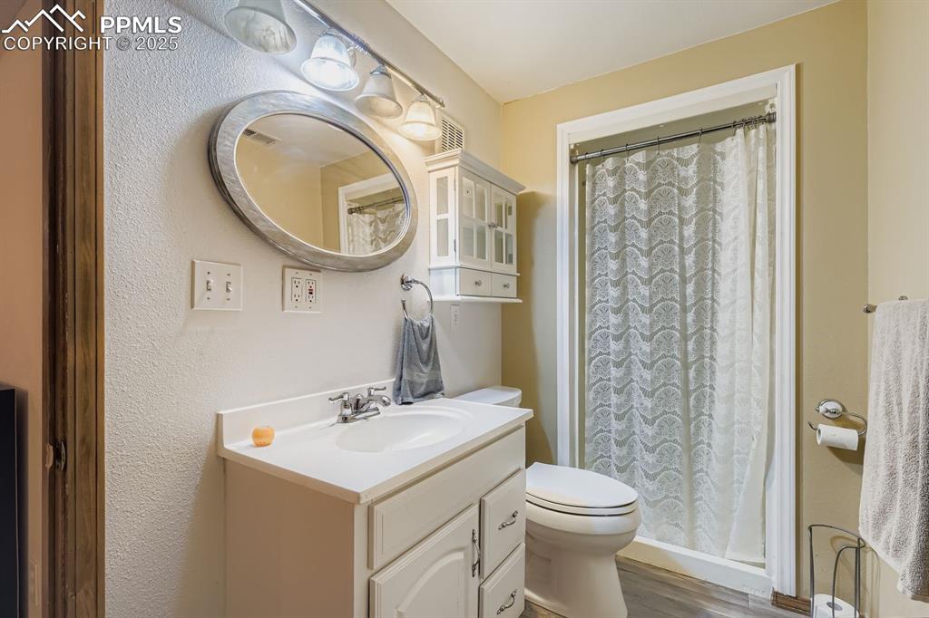 Image 23 of 27: Bathroom