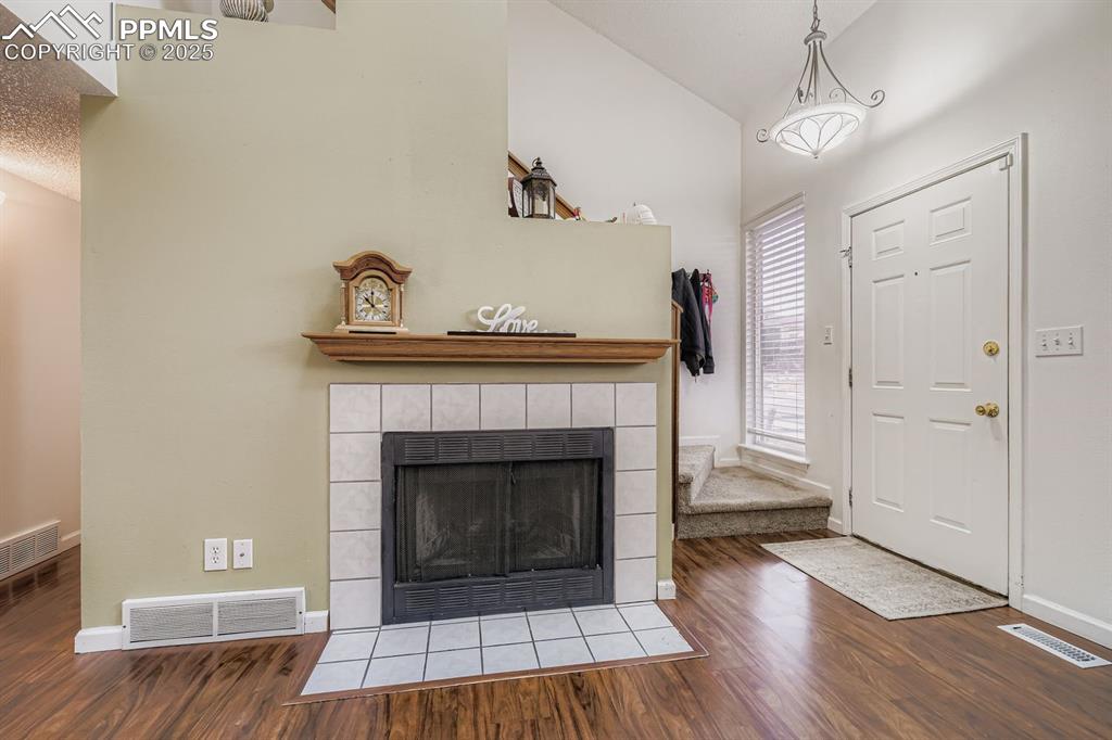 Image 7 of 27: Entry