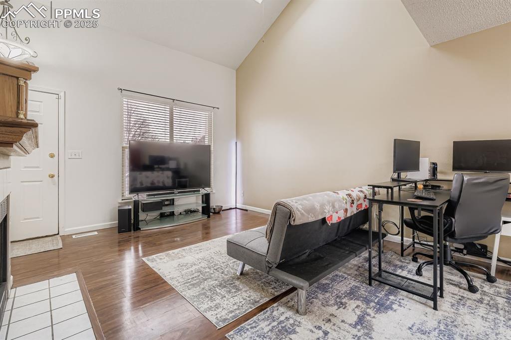 Image 8 of 27: Bedroom