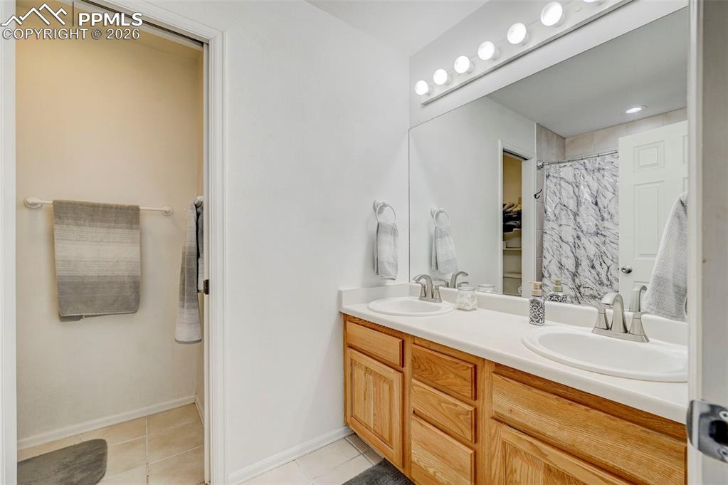 Image 18 of 47: Bathroom