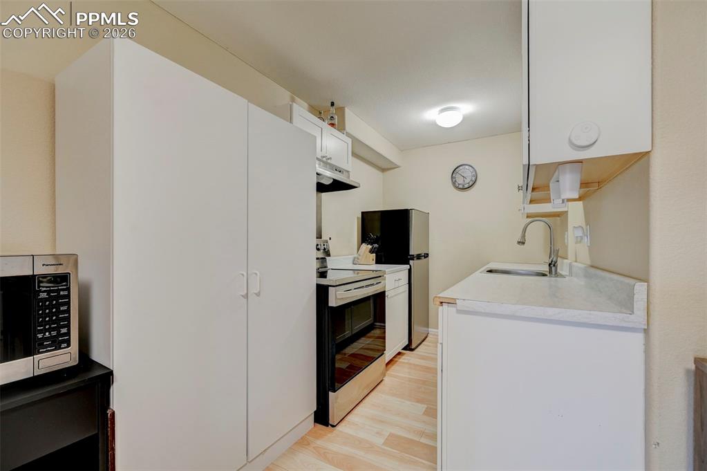 Image 31 of 47: Kitchen