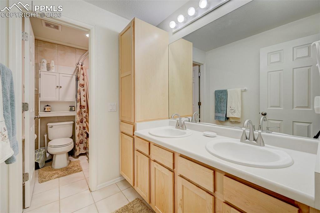 Image 34 of 47: Bathroom