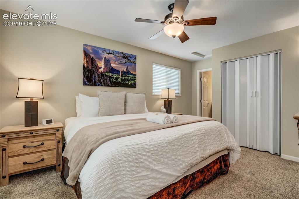 Image 24 of 50: Ceiling fan with integrated lighting, window with horizontal blinds, wood-f