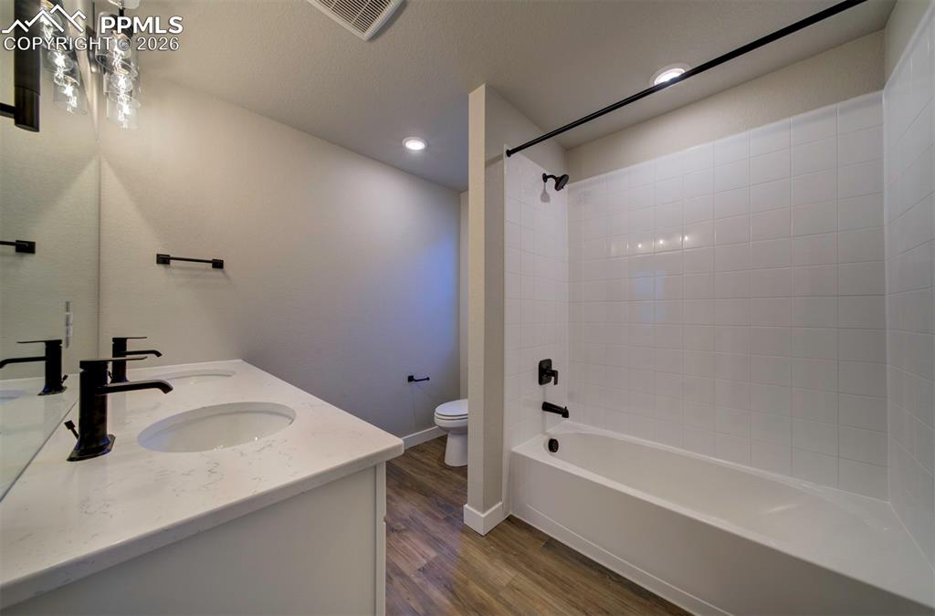 Image 38 of 44: Bathroom