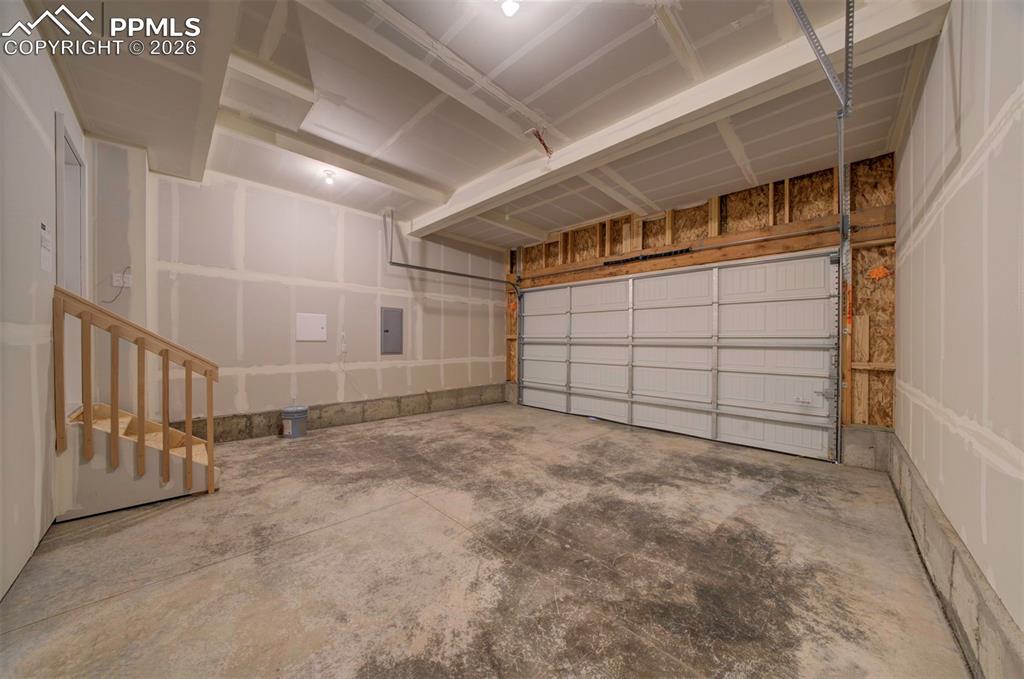 Image 40 of 44: Garage