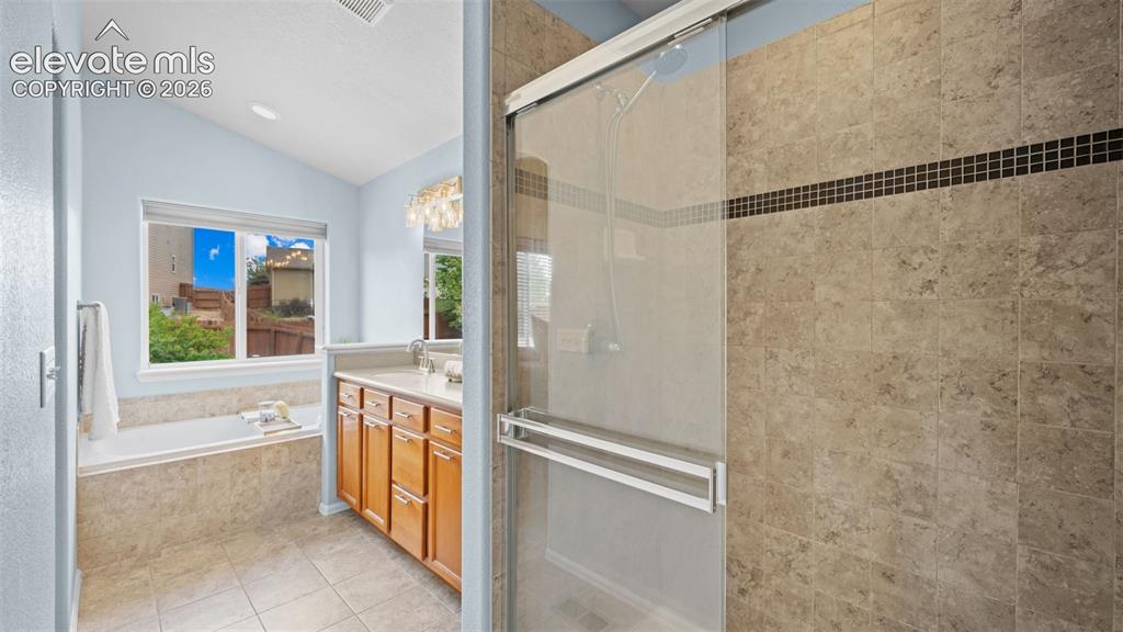 Image 19 of 39: Bathroom