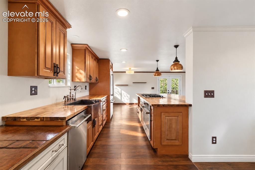 Image 10 of 24: Kitchen