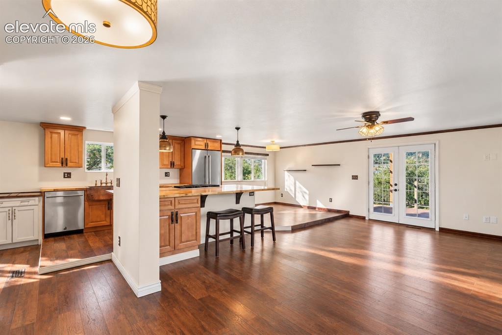 Image 12 of 24: Kitchen